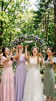 JPG 나무 편집이미지 드레스 공원 여자 기념일 꽃 신부 꽃다발 웨딩드레스 모션 결혼식 웃음 축하 들러리 성격 순간 의료성형뷰티 편집실사 AI인물포토 AI콘텐츠 식물 옷 공공시설 결혼 컨셉 표정 사람 이벤트 CG 하객 파일형식 AI포토