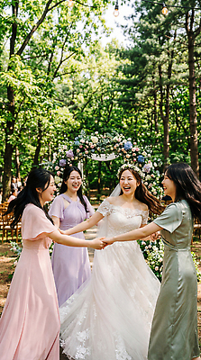 JPG 나무 편집이미지 행복 신부 웨딩드레스 결혼 자연 결혼식 사랑 웃음 이벤트 라이프 친구 손잡기 축하 원형 들러리 의료성형뷰티 편집실사 AI인물포토 AI콘텐츠 도형 식물 드레스 감정 컨셉 관계 모션 표정 생활 CG 생태계 하객 파일형식 AI포토