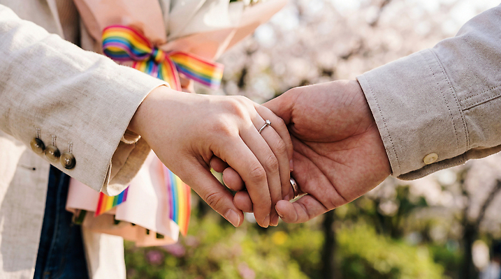 JPG 편집이미지 손 커플 기념일 행복 꽃다발 포옹 사랑 사람 야외 손잡기 봄 벚꽃 향수 성년의날 의료성형뷰티 편집실사 AI인물포토 AI콘텐츠 계절 꽃 감정 관계 안기 모션 이벤트 신체부위 화장품 CG 파일형식 AI포토