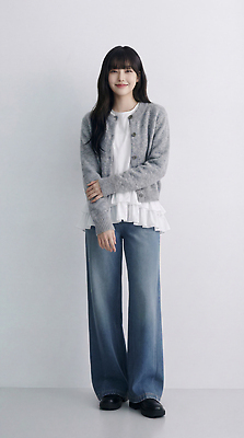 JPG 편집이미지 옷 패션 하늘색 상의 바지 웃음 사람 회색 흰색 카디건 의료성형뷰티 스타일 편집실사 AI인물포토 AI콘텐츠 컬러 하의 표정 파란색 외투 CG 파일형식 AI포토