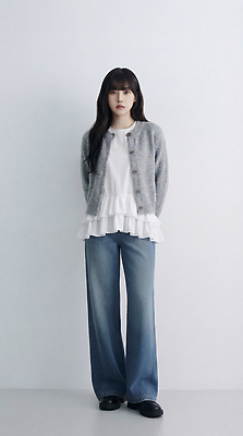 JPG 모델 편집이미지 디자인 옷 패션 벽 상의 한국 유행 흰색 청바지 카디건 니트 기획 의료성형뷰티 스타일 편집실사 AI인물포토 AI콘텐츠 아시아 컬러 바지 외투 CG 파일형식 AI포토