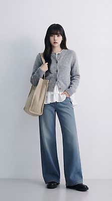 JPG 모델 편집이미지 옷 여자 패션 가방 실내 서기 미소 회색 청바지 사진관 의료성형뷰티 스타일 편집실사 AI인물포토 AI콘텐츠 잡화 컬러 바지 모션 표정 사람 내부 CG 파일형식 AI포토