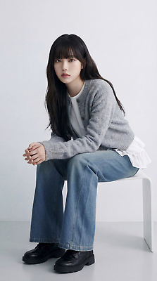 JPG 모델 편집이미지 손 응시 패션 포즈 의자 미소 사람 앉기 일상 청바지 스웨터 흰배경 의료성형뷰티 스타일 편집실사 AI인물포토 AI콘텐츠 시선 가구 백그라운드 상의 바지 모션 표정 라이프 신체부위 흰색 CG 파일형식 AI포토