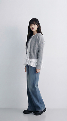 JPG 모델 편집이미지 옷 여자 패션 포즈 백그라운드 머리카락 청바지 편안함 스웨터 블라우스 의료성형뷰티 스타일 편집실사 AI인물포토 AI콘텐츠 상의 바지 사람 머리 감각 CG 파일형식 AI포토