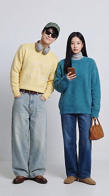 JPG 편집이미지 커플 여자 패션 남자 여유 가방 사람 파란색 스마트폰 노란색 헤드폰 주머니 스웨터 의료성형뷰티 스타일 편집실사 AI인물포토 AI콘텐츠 잡화 감정 컬러 음향기기 상의 관계 핸드폰 스마트기기 CG 파일형식 AI포토