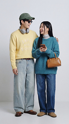 JPG 편집이미지 커플 옷 패션 모션 실내 회화 사랑 웃음 친구 스마트폰 카페 소통 의료성형뷰티 편집실사 AI인물포토 AI콘텐츠 감정 컨셉 관계 표정 말하기 내부 핸드폰 스마트기기 상점 CG 파일형식 AI포토