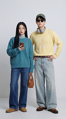 JPG 모델 편집이미지 커플 옷 여자 패션 남자 포즈 장신구 스튜디오 스마트폰 헤드폰 청바지 스웨터 의료성형뷰티 스타일 편집실사 AI인물포토 AI콘텐츠 음향기기 상의 바지 관계 사람 핸드폰 스마트기기 CG 파일형식 AI포토