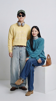 JPG 편집이미지 커플 옷 여자 패션 남자 포즈 백그라운드 가방 장신구 스튜디오 선글라스 헤드폰 청바지 스웨터 의료성형뷰티 편집실사 AI인물포토 AI콘텐츠 잡화 안경 음향기기 상의 바지 관계 사람 CG 파일형식 AI포토