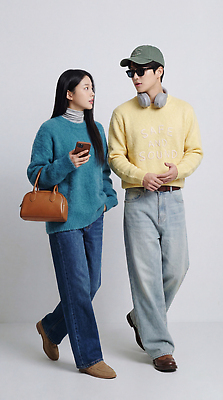 JPG 편집이미지 커플 여자 패션 남자 컬러 거리 함께함 대화 들기 스마트폰 선글라스 걷기 스웨터 아이템 의료성형뷰티 편집실사 AI인물포토 AI콘텐츠 안경 컨셉 상의 관계 모션 말하기 사람 핸드폰 스마트기기 CG 파일형식 AI포토