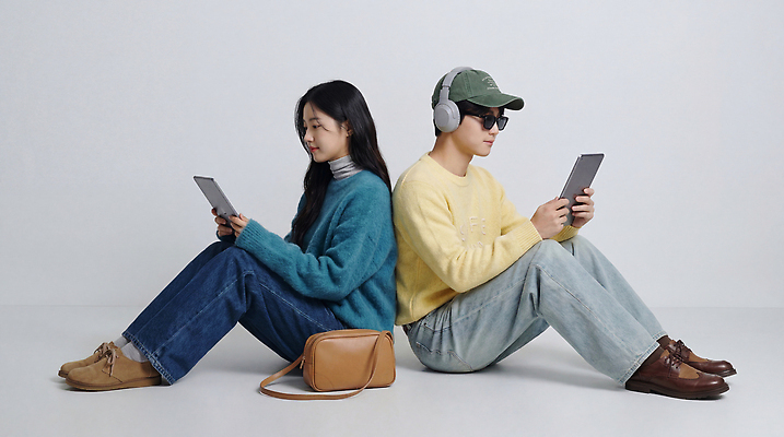 JPG 편집이미지 커플 여자 패션 남자 여유 벽 가방 모션 대화 사람 취미 스마트폰 헤드폰 방 소통 의료성형뷰티 편집실사 AI인물포토 AI콘텐츠 잡화 감정 음향기기 컨셉 관계 말하기 핸드폰 스마트기기 CG 파일형식 AI포토