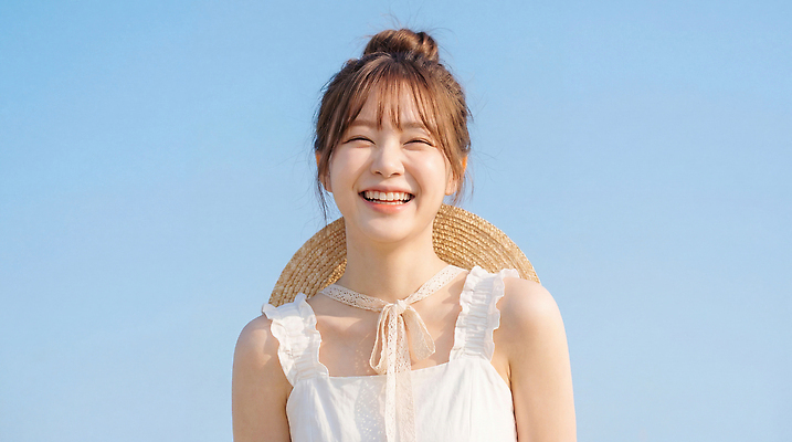 JPG 편집이미지 옷 여자 행복 백그라운드 하늘 웃음 일상 여름 파란색 머리 흰색 시간 묶기 즐거움 나시원피스 의료성형뷰티 편집실사 AI인물포토 AI콘텐츠 계절 원피스 감정 컬러 모션 표정 사람 라이프 신체부위 CG 파일형식 AI포토