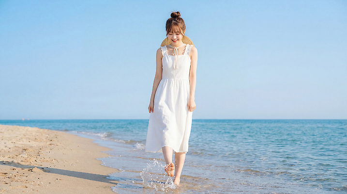 JPG 편집이미지 드레스 여자 여유 모래 바다 발 자연 하늘 해변 물 여름 햇빛 걷기 나시원피스 의료성형뷰티 편집실사 AI인물포토 AI콘텐츠 자연요소 옷 계절 원피스 감정 모션 사람 신체부위 태양 CG 생태계 파일형식 AI포토