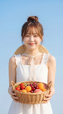 JPG 편집이미지 여자 과일 모션 자연 하늘 웃음 야외 여름 농장 바구니 장면 나시원피스 의료성형뷰티 편집실사 AI인물포토 AI콘텐츠 계절 원피스 농업 표정 사람 CG 생태계 파일형식 AI포토