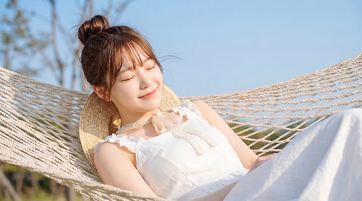 JPG 나무 편집이미지 여자 행복 감정 얼굴 자연 하늘 휴식 미소 여름 햇빛 선탠 편안함 해먹 나시원피스 오후 의료성형뷰티 편집실사 AI인물포토 AI콘텐츠 식물 계절 원피스 컨셉 표정 사람 신체부위 태양 침대 감각 CG 생태계 파일형식 AI포토