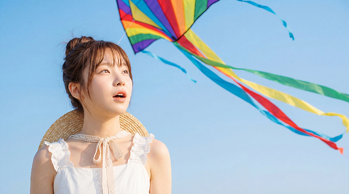 JPG 편집이미지 여자 감정 바다 컬러 모션 하늘 풍경 여름 자유 연 즐거움 외출 장면 나시원피스 의료성형뷰티 편집실사 AI인물포토 AI콘텐츠 계절 원피스 컨셉 사람 놀이용품 CG 파일형식 AI포토