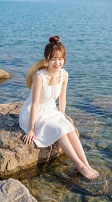 JPG 편집이미지 드레스 여자 감정 바다 자연 미소 해변 물 여름 햇빛 산책 즐거움 나시원피스 의료성형뷰티 편집실사 AI인물포토 AI콘텐츠 자연요소 옷 계절 원피스 휴식 표정 사람 태양 CG 생태계 파일형식 AI포토