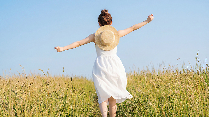 JPG 편집이미지 원피스 여자 행복 자연 하늘 초원 여름 햇빛 자유 표현 즐거움 팔 나시원피스 의료성형뷰티 편집실사 AI인물포토 AI콘텐츠 옷 계절 감정 컨셉 사람 신체부위 태양 CG 생태계 파일형식 AI포토