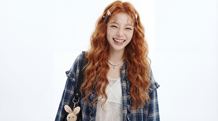 JPG 편집이미지 여자 패션 행복 포즈 장신구 웃음 머리 귀여움 파마 주머니 체크무늬 머리장식 백팩 의료성형뷰티 Z세대 편집실사 AI인물포토 AI콘텐츠 헤어스타일 감정 컨셉 무늬 가방 표정 사람 신체부위 장식 CG 세대 파일형식 AI포토