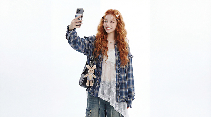 JPG 편집이미지 긴머리 옷 여자 패션 포즈 백그라운드 장신구 웃음 캐주얼 핸드폰 귀여움 파마 셀프카메라 의료성형뷰티 스타일 Z세대 편집실사 AI인물포토 AI콘텐츠 헤어스타일 컨셉 표정 사람 전자제품 사진촬영 CG 세대 파일형식 AI포토