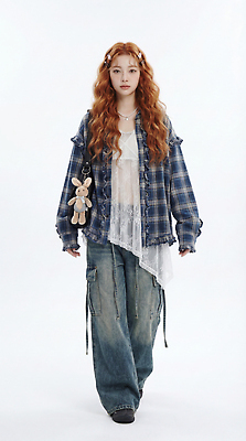 JPG 모델 편집이미지 손 여자 패션 인형 셔츠 거리 사람 걷기 청바지 시장 체크무늬 의료성형뷰티 스타일 Z세대 편집실사 AI인물포토 AI콘텐츠 상의 무늬 바지 모션 신체부위 CG 세대 파일형식 AI포토