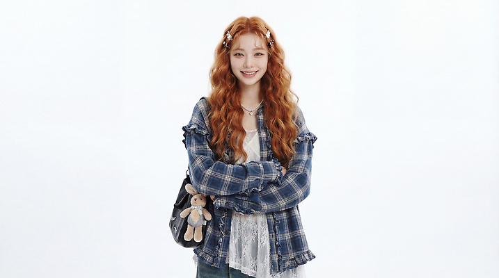 JPG 편집이미지 긴머리 여자 패션 인형 포즈 백그라운드 셔츠 가방 장신구 웃음 흰색 파마 체크무늬 의료성형뷰티 스타일 Z세대 편집실사 AI인물포토 AI콘텐츠 헤어스타일 잡화 컬러 상의 무늬 표정 사람 CG 세대 파일형식 AI포토