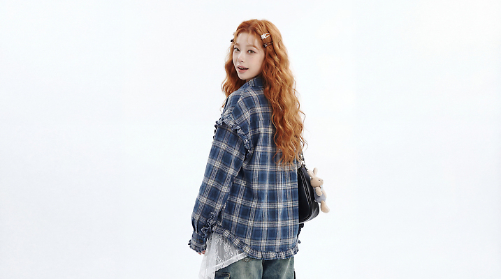 JPG 모델 편집이미지 긴머리 옷 여자 패션 포즈 백그라운드 셔츠 금발 귀여움 흰색 청바지 뒤돌아보기 체크무늬 의료성형뷰티 스타일 Z세대 편집실사 AI인물포토 AI콘텐츠 헤어스타일 컬러 컨셉 상의 무늬 바지 모션 사람 CG 세대 파일형식 AI포토