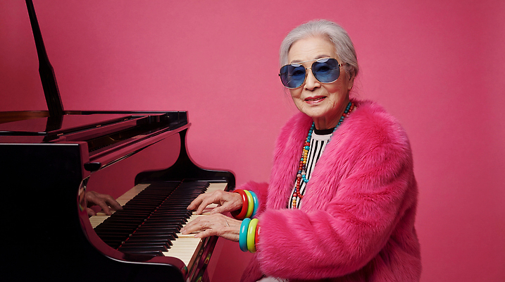 JPG 편집이미지 라이프스타일 옷 노년 안경 할머니 음악 분홍색 컬러 백그라운드 연주 손가락 키보드 화려 분위기 피아노 즐거움 리듬 의료성형뷰티 편집실사 AI인물포토 AI콘텐츠 손 잡화 여자 감정 컨셉 문화예술 성인 생활 건반악기 CG 파일형식 AI포토