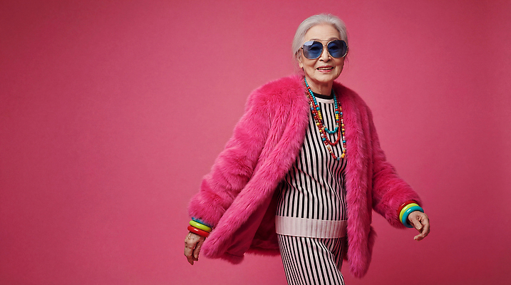 JPG 편집이미지 라이프스타일 옷 여자 패션 노년 분홍색 컬러 백그라운드 장신구 웃음 걷기 줄무늬 자신감 화려 의료성형뷰티 스타일 편집실사 AI인물포토 AI콘텐츠 감정 컨셉 무늬 모션 표정 사람 성인 생활 CG 파일형식 AI포토