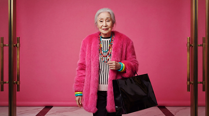 JPG 편집이미지 라이프스타일 옷 패션 노년 할머니 분홍색 백그라운드 가방 표정 쇼핑 청춘 유행 기쁨 의료성형뷰티 스타일 편집실사 AI인물포토 AI콘텐츠 잡화 여자 감정 컬러 컨셉 성인 생활 CG 파일형식 AI포토