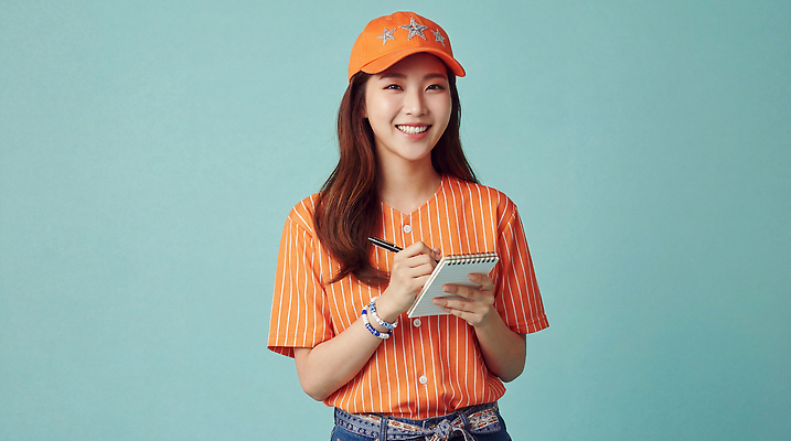 JPG 편집이미지 옷 여자 패션 모션 미소 웃음 일상 캐주얼 파란색 필기구 주황색 메모지 아르바이트 찍기 의료성형뷰티 스타일 편집실사 AI인물포토 AI콘텐츠 컬러 문구용품 표정 사람 라이프 사무용품 CG 파일형식 AI포토