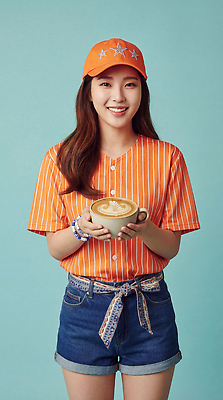 JPG 편집이미지 디자인 옷 패션 감정 커피 음료 백그라운드 웃음 사람 파란색 매력적 아르바이트 밝은색 의료성형뷰티 스타일 편집실사 AI인물포토 AI콘텐츠 컬러 컨셉 표정 CG 파일형식 AI포토