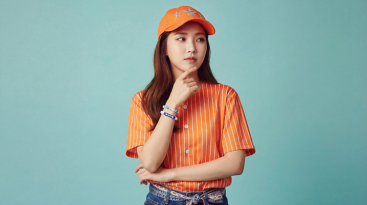 JPG 모델 편집이미지 손 옷 패션 포즈 백그라운드 셔츠 생각 장신구 파란색 주황색 턱 아르바이트 의료성형뷰티 스타일 편집실사 AI인물포토 AI콘텐츠 컬러 상의 신체부위 CG 파일형식 AI포토