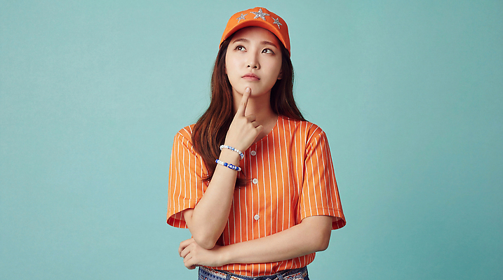 JPG 편집이미지 옷 여자 패션 포즈 백그라운드 티셔츠 생각 손가락 주황색 줄무늬 턱 아르바이트 의료성형뷰티 스타일 편집실사 AI인물포토 AI콘텐츠 손 컬러 셔츠 무늬 사람 CG 파일형식 AI포토