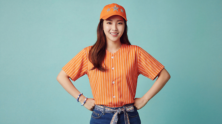 JPG 모델 편집이미지 옷 여자 패션 감정 미소 웃음 캐주얼 파란배경 아르바이트 의료성형뷰티 스타일 편집실사 AI인물포토 AI콘텐츠 백그라운드 표정 사람 파란색 CG 파일형식 AI포토