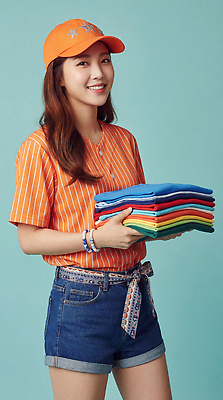 JPG 편집이미지 손 패션 컬러 포즈 백그라운드 티셔츠 바지 웃음 줄무늬 청바지 파란배경 아르바이트 의료성형뷰티 옷정리 편집실사 AI인물포토 AI콘텐츠 셔츠 무늬 하의 표정 신체부위 파란색 CG 정리 파일형식 AI포토