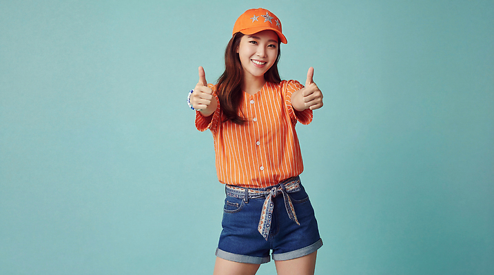 JPG 편집이미지 여자 패션 포즈 백그라운드 상의 손가락 표정 캐주얼 파란색 주황색 엄지손가락 즐거움 아르바이트 의료성형뷰티 스타일 편집실사 AI인물포토 AI콘텐츠 손 옷 감정 컬러 사람 CG 파일형식 AI포토