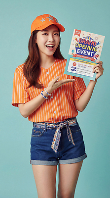 JPG 편집이미지 손 여자 기념일 포즈 백그라운드 모션 알림판 웃음 이벤트 캐주얼 주황색 아르바이트 청반바지 의료성형뷰티 편집실사 AI인물포토 AI콘텐츠 옷 컬러 바지 표정 사람 신체부위 CG 파일형식 AI포토