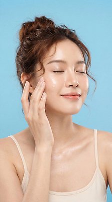 JPG 편집이미지 손 여자 얼굴 백그라운드 관리 미소 파란색 화장 뷰티 화장품 상품 피부 스킨케어 의료성형뷰티 편집실사 AI인물포토 AI콘텐츠 컬러 표정 사람 신체부위 CG 파일형식 AI포토