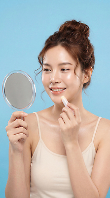 JPG 편집이미지 여자 미소 일상 화장 뷰티 거울 피부관리 파란배경 립밤 화장대 의료성형뷰티 편집실사 AI인물포토 AI콘텐츠 가구 백그라운드 표정 사람 라이프 파란색 화장품 CG 파일형식 AI포토