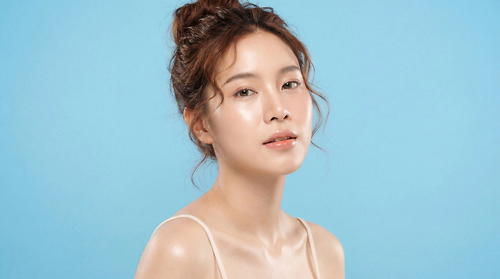 JPG 모델 편집이미지 여자 얼굴 포즈 조명 미소 뷰티 피부 파란배경 뷰티풀 소프트 의료성형뷰티 스타일 편집실사 AI인물포토 AI콘텐츠 백그라운드 표정 사람 신체부위 파란색 CG 파일형식 AI포토