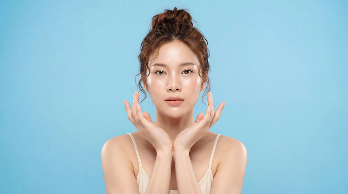 JPG 모델 편집이미지 손 여자 얼굴 포즈 조명 미소 앞모습 화장 머리 묶기 파란배경 의료성형뷰티 스타일 편집실사 AI인물포토 AI콘텐츠 뷰포인트 백그라운드 모션 표정 사람 신체부위 파란색 뷰티 CG 파일형식 AI포토