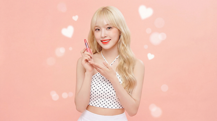 JPG 모델 편집이미지 손 여자 패션 얼굴 분홍색 포즈 백그라운드 미소 화장 화장품 립스틱 즐거움 뷰티풀 의료성형뷰티 스타일 편집실사 AI인물포토 AI콘텐츠 감정 컬러 표정 사람 신체부위 뷰티 CG 파일형식 AI포토