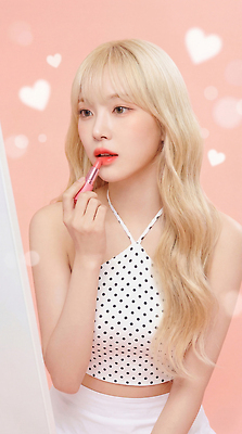 JPG 편집이미지 긴머리 여자 분홍색 포즈 화장 뷰티 머리 화장품 거울 립스틱 집중 아이돌 의료성형뷰티 스타일 편집실사 AI인물포토 AI콘텐츠 헤어스타일 컬러 컨셉 사람 신체부위 CG 연예인 파일형식 AI포토