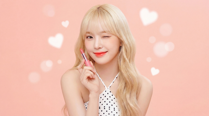 JPG 모델 편집이미지 헤어스타일 여자 패션 분홍색 포즈 윙크 웃음 금발 화장 뷰티 화장품 립스틱 하트 알림 의료성형뷰티 편집실사 AI인물포토 AI콘텐츠 모양 컬러 표정 사람 CG 파일형식 AI포토