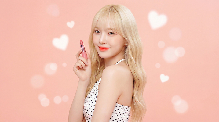 JPG 모델 편집이미지 여자 패션 분홍색 백그라운드 미소 뷰티 유행 화장품 립스틱 상품 알림 뷰티풀 의료성형뷰티 스타일 편집실사 AI인물포토 AI콘텐츠 컬러 표정 사람 CG 파일형식 AI포토