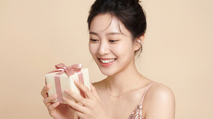 JPG 편집이미지 손 여자 기념일 행복 리본 얼굴 백그라운드 포장 표정 선물 미소 기쁨 축하 순간 의료성형뷰티 편집실사 AI인물포토 AI콘텐츠 감정 컨셉 사람 이벤트 신체부위 CG 파일형식 AI포토