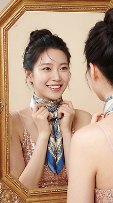 JPG 편집이미지 옷 여자 패션 장신구 미소 일상 뷰티 머리 스카프 거울 방 의료성형뷰티 스타일 편집실사 AI인물포토 AI콘텐츠 표정 사람 라이프 신체부위 목도리 CG 파일형식 AI포토