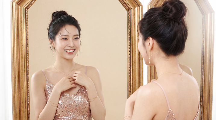 JPG 편집이미지 드레스 여자 행복 장신구 조명 웃음 일상 반짝임 공연 거울 방 준비 조정 의료성형뷰티 스타일 편집실사 AI인물포토 AI콘텐츠 옷 감정 모션 표정 사람 이벤트 라이프 수상스포츠 CG 파일형식 AI포토