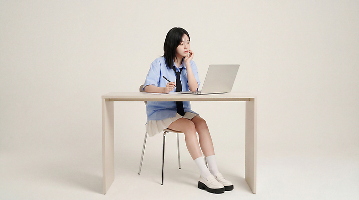 JPG 편집이미지 학생 여학생 교육 생각 의자 교실 노트북 전자제품 학습 치마 흰색 기록 집중 책상 블라우스 의료성형뷰티 편집실사 AI인물포토 AI콘텐츠 여자 컬러 가구 컨셉 상의 학교 하의 CG 파일형식 AI포토