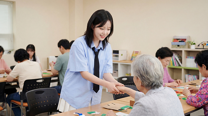 JPG 편집이미지 학생 손 교육 노년 교실 모션 악수 대화 웃음 봉사 연령 공감 프로그램 의료성형뷰티 편집실사 AI인물포토 AI콘텐츠 학교 표정 말하기 손짓 성인 신체부위 도움 CG 파일형식 AI포토